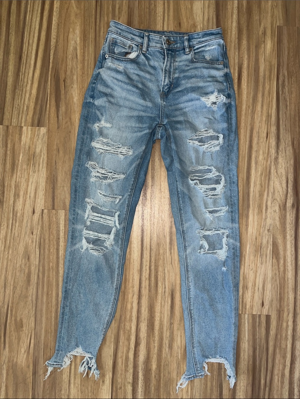 American Eagle distressed light wash ripped jeans